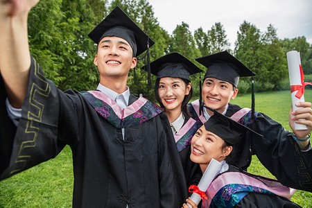 人生四个瓶子高等教育四个身穿学士服的大学生扶着镜头一起自拍背景