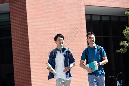 乐趣仅男人休闲校园里刚下课的年轻男子图片