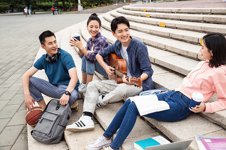 男朋友吉他年轻的大学生坐在台阶上闲聊图片