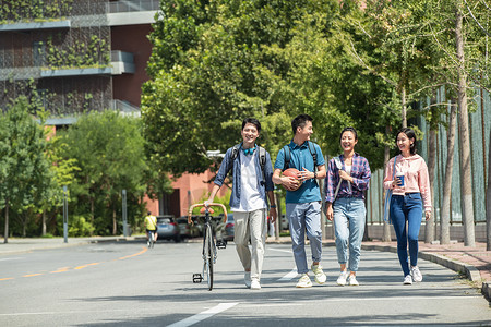 大学生在校园里散步图片