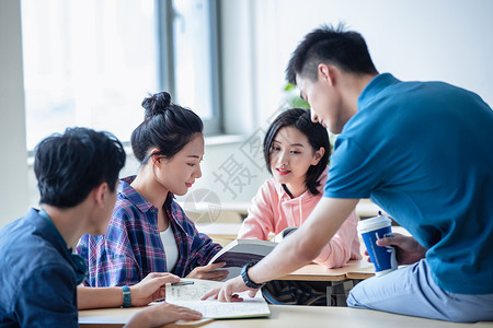 椅子东方人说话大学生在教室内交流学习图片