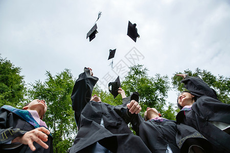 新学校新生活成年人穿着学士服的大学生扔学士帽背景