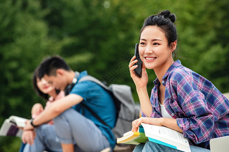 彩色图片手机幸福快乐的大学生坐在台阶上打电话图片