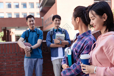 刚下课的大学生在校园里偶遇背景图片