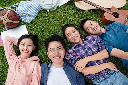 健康在校园放松青年文化友谊快乐的大学生躺在草地上背景
