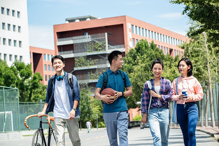 快乐的大学生在校园里步行图片