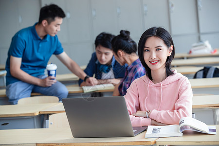 书快乐成人教育大学生在教室内自习图片