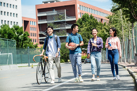 青年文化同学青年伴侣快乐的大学生在校园里步行图片