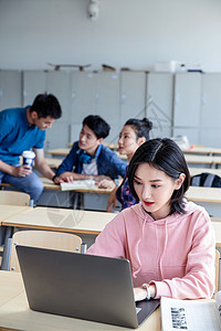 四个人沟通智慧大学生在教室内自习背景图片