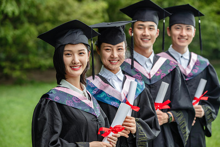 毕业生户外穿着学士服的大学生们高清图片