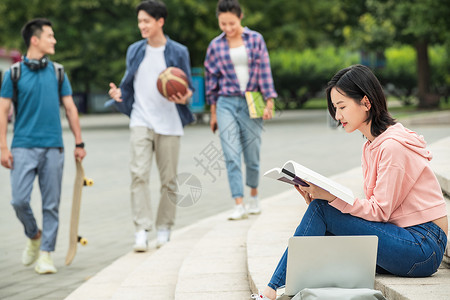 课余时间楼梯校园里的大学生图片