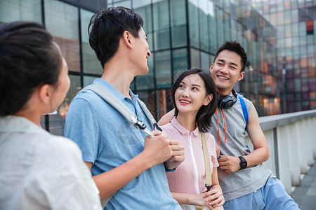 时尚户外快乐的大学生倚栏而站背景图片