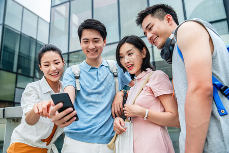 好幸福表情20到24岁相伴选择对焦户外四个大学生一起看手机背景