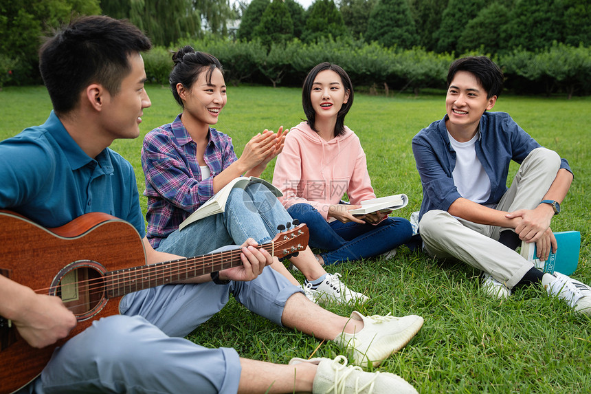 大学生在草地上弹吉他唱歌图片