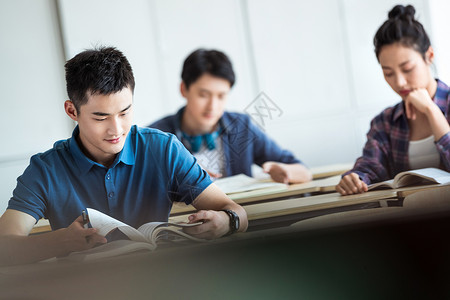 青年文化大学生在教室内学习图片