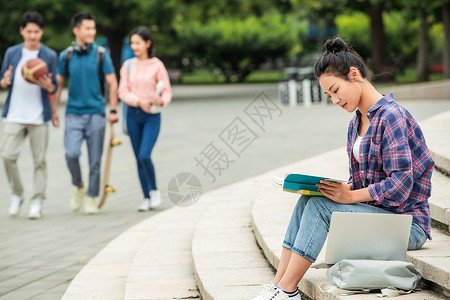 校园里的树校园里坐在台阶上自学的大学生背景