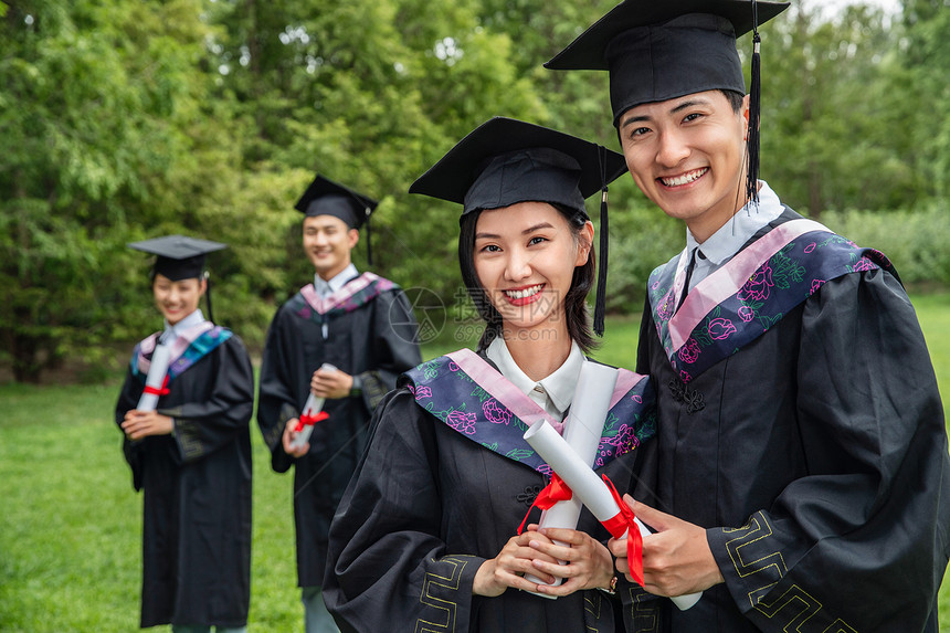 户外穿着学士服的大学生们图片