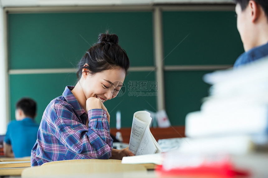 成人教育叠椅子教室里回头讨论学习的大学生图片