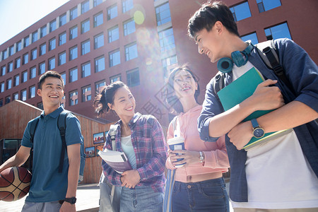 你画梦想素材阳光下四个大学生在校园里边走边聊背景