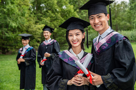 青年人户外穿着学士服的大学生们图片