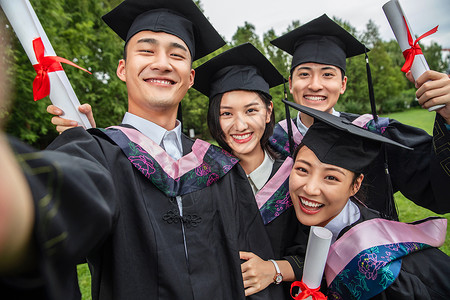 人生四个瓶子四个身穿学士服的大学生一起自拍背景