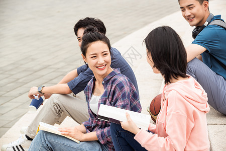 彩色楼梯彩色图片快乐相伴户外大学生坐在台阶上闲聊背景