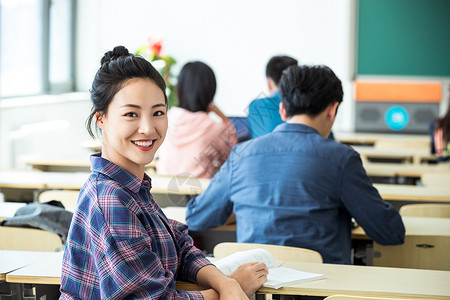 无忧无虑回头看水平构图大学生在教室内上课图片