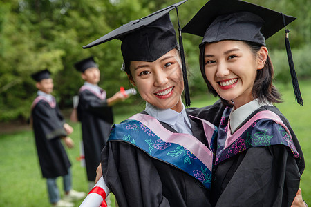 嘿新同学穿着学士服的女大学生们背景