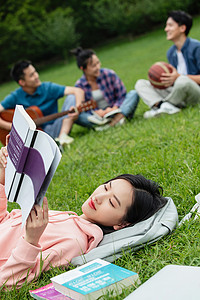 交流休闲装满意大学生在草地上享受课余时间图片