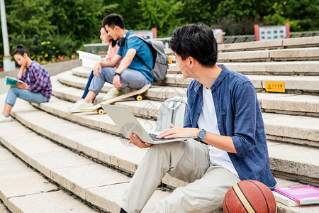 友谊运动表现积极快乐的大学生坐在台阶上学习图片