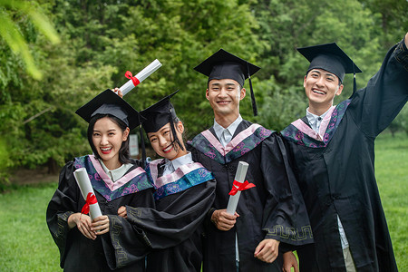 户外穿着学士服的大学生们庆祝毕业图片