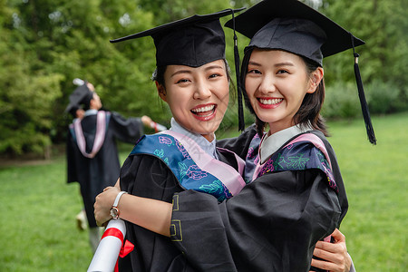 新毕业生穿着学士服的大学生们背景