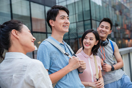 为梦想而表现积极男人关爱户外快乐的大学生倚栏而站背景