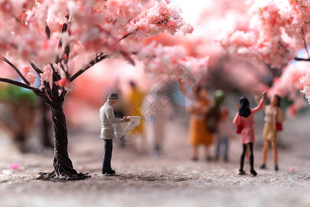 樱花树下的医护人员和游客高清图片