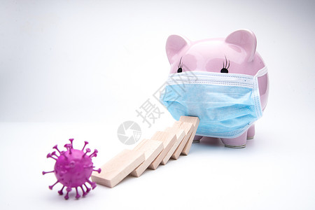 猪玩具多米诺骨牌和戴着口罩的猪背景
