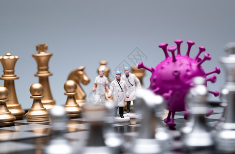 金色棋国际象棋棋盘上的医护人员和背景