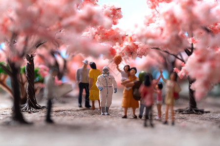 樱花树下的医护人员和游客高清图片