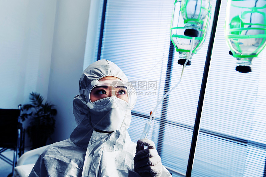 预防新型冠状安全医院医务工作者在病房里调试生理盐水图片