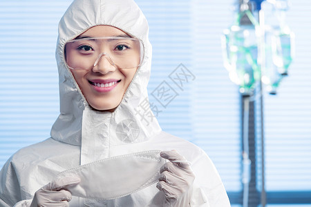 摘下口罩微笑的医务工作者高清图片