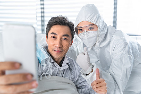 一起预防防护服医院医生和患者一起看手机背景