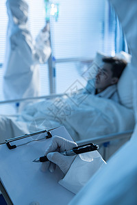 疫情工作人员医生在病房里照顾患者图片
