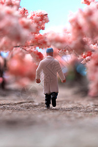 樱花树下的医护人员高清图片