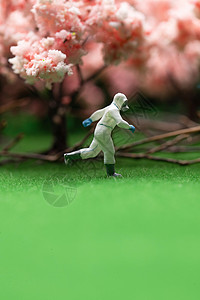 樱花树旁的医护人员奔跑的身影图片
