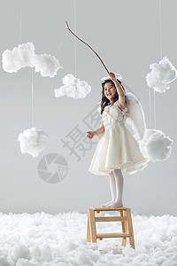 乐趣漂亮的儿童站着梯子上的快乐小女孩高清图片