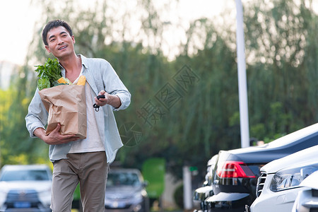 年底汽车促销幸福中年男人拿着购物袋背景