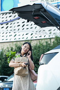 购物的中年女人打电话高清图片