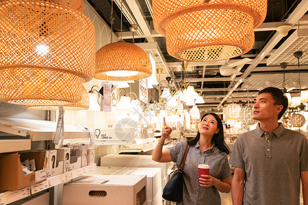 建材家具促销北京中年夫妇购买灯具背景