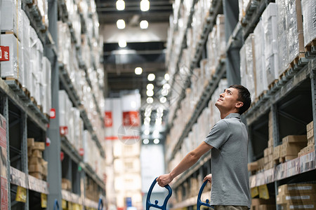 中年男士逛建材家具店图片