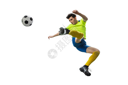 足球员空中射门一名男足球运动员踢球背景