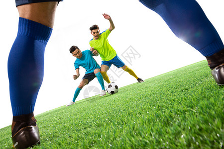 草地足球运动员在球场上踢球高清图片